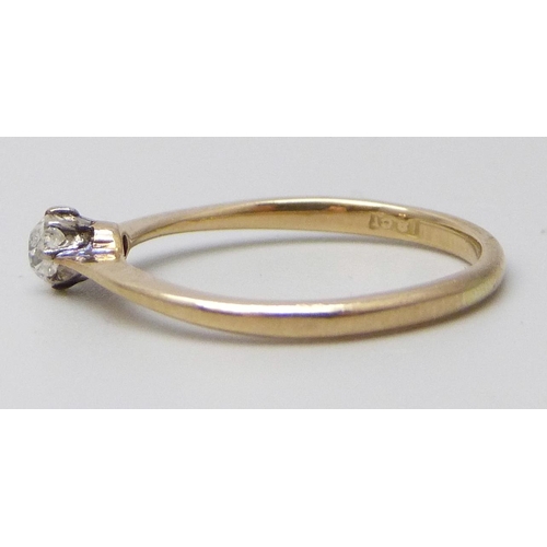 7083 - An 18ct gold diamond solitaire ring, approximately 0.1 carat, 1.7g, L