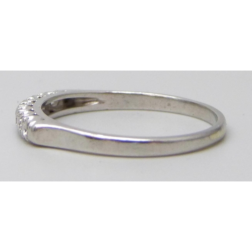 7086 - A .900 platinum and diamond ring, 2.6g, O/P