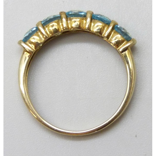 7095 - A 9ct gold ring set with five blue stones, 2g, N