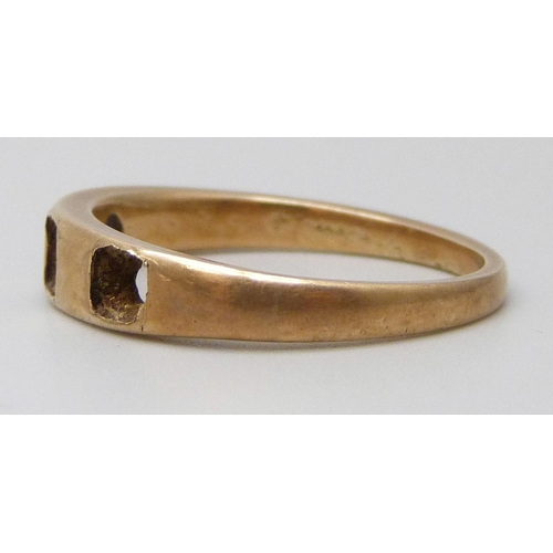 7096 - A yellow metal ring, lacking stones, 3.4g, P