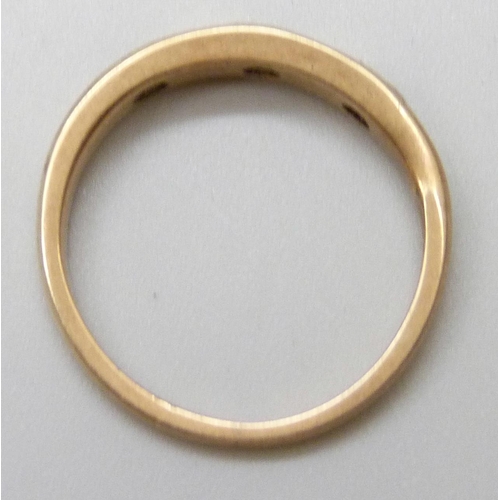 7096 - A yellow metal ring, lacking stones, 3.4g, P