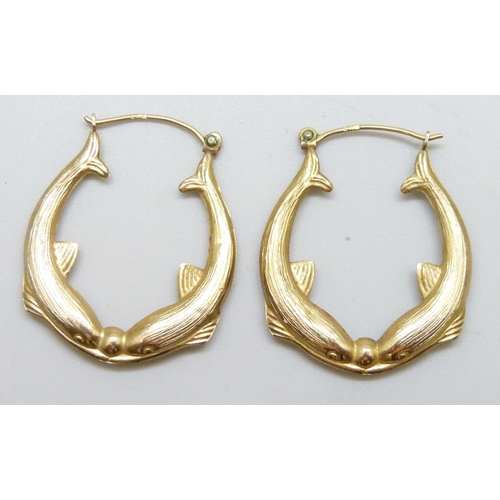 7099A - A pair of 9ct gold hoop earrings in the form of fish, 2.2g