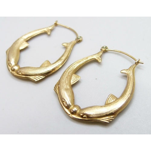 7099A - A pair of 9ct gold hoop earrings in the form of fish, 2.2g