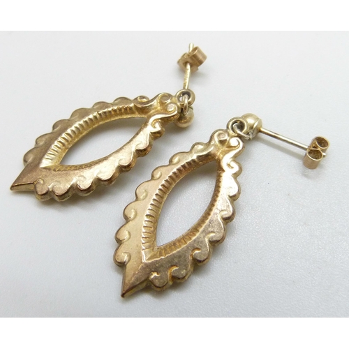 7099B - A pair of 9ct gold drop earrings, 2.3g