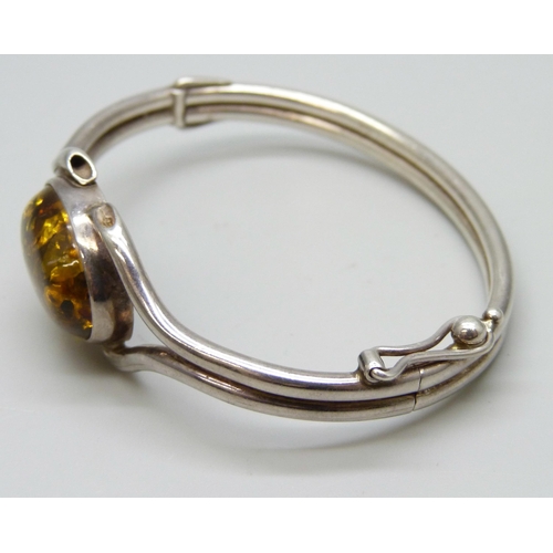 7119 - A silver and amber bangle, 19.4g, 6 x 4.5cm