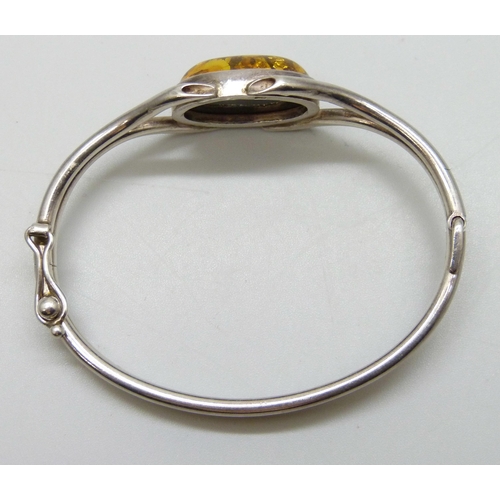 7119 - A silver and amber bangle, 19.4g, 6 x 4.5cm