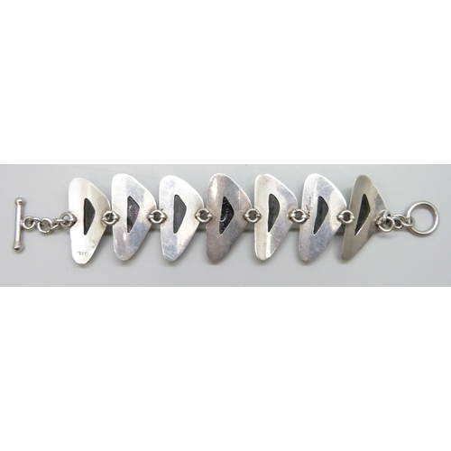 7123 - A Modernist style silver bracelet, possibly Mexican, 37g, 16.5cm