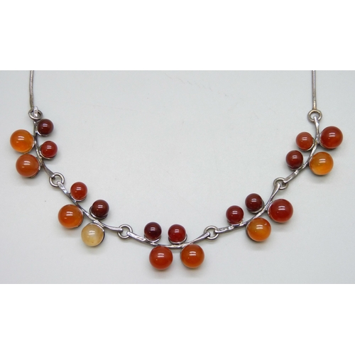 7125 - A silver necklace with amber coloured stones, 26g, 45cm