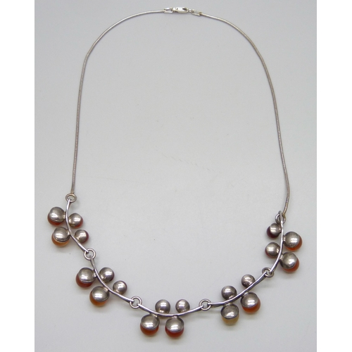 7125 - A silver necklace with amber coloured stones, 26g, 45cm