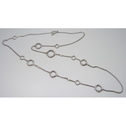 7127 - A David Yurman long silver chain with pearl detail, 66g, 110cm