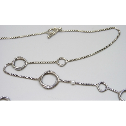 7127 - A David Yurman long silver chain with pearl detail, 66g, 110cm