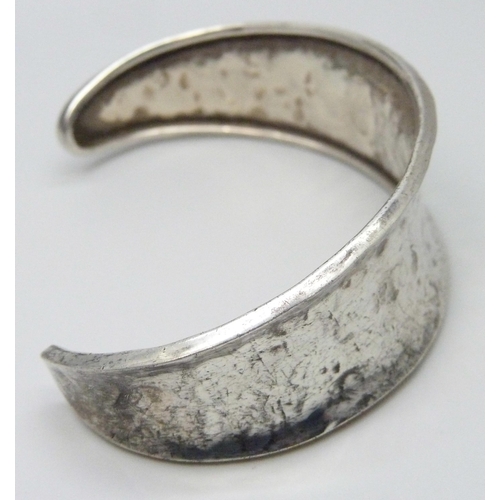 7147 - A hammered silver torque bangle, 25g