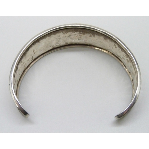 7147 - A hammered silver torque bangle, 25g