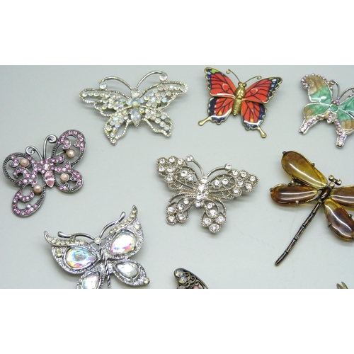 7166 - A collection of butterfly and dragonfly brooches