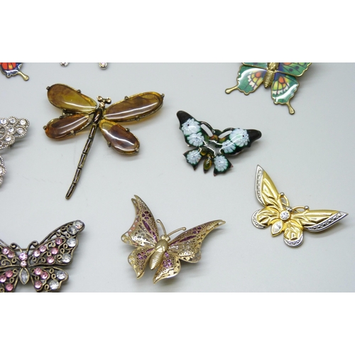 7166 - A collection of butterfly and dragonfly brooches