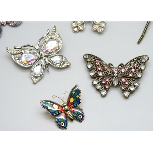 7166 - A collection of butterfly and dragonfly brooches