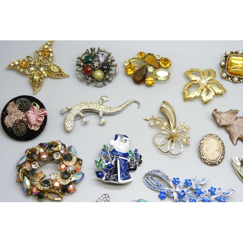 7169 - Forty costume brooches