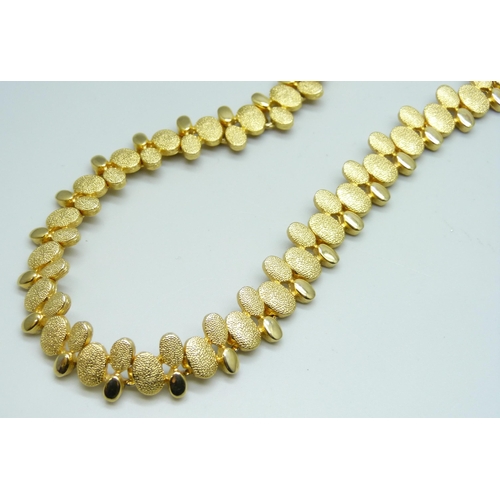 7174 - A vintage 1980s Les Barnard gold tone necklet, marked Vc, 41cm