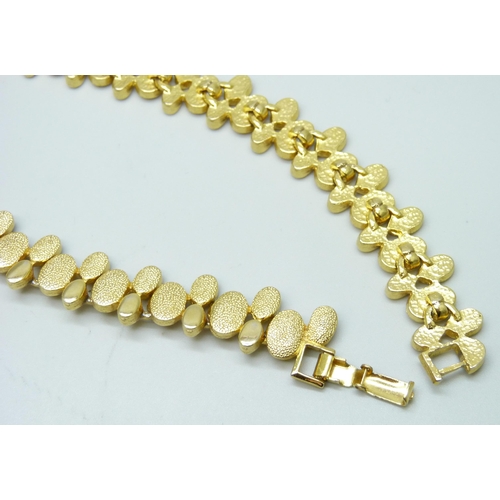 7174 - A vintage 1980s Les Barnard gold tone necklet, marked Vc, 41cm