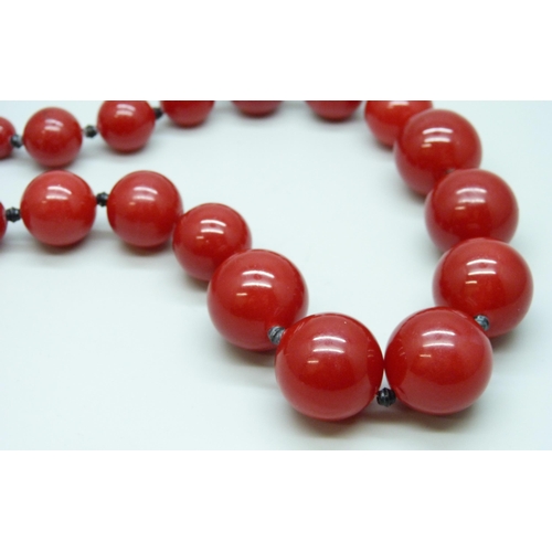 7178 - A graduated bead necklace, 54cm