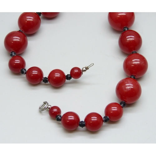 7178 - A graduated bead necklace, 54cm