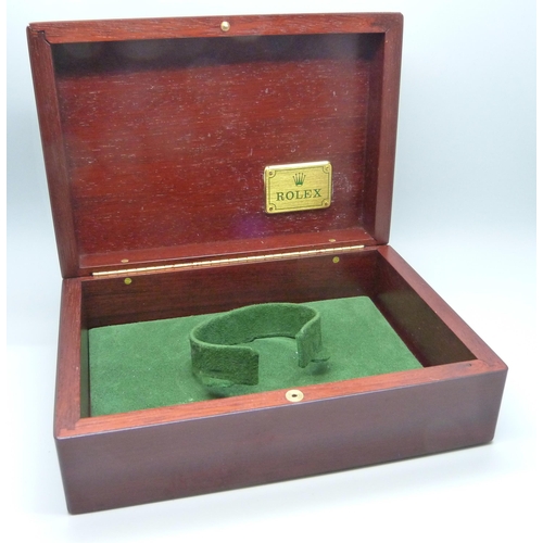 7232 - A wristwatch box for a Rolex Daytona, inner box, outer box (worn), hang tag, wallet, service book, c... 