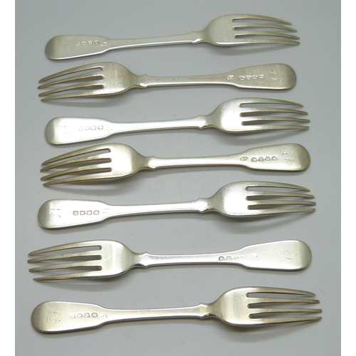 7304 - A set of seven George III silver forks, London 1816, 276g