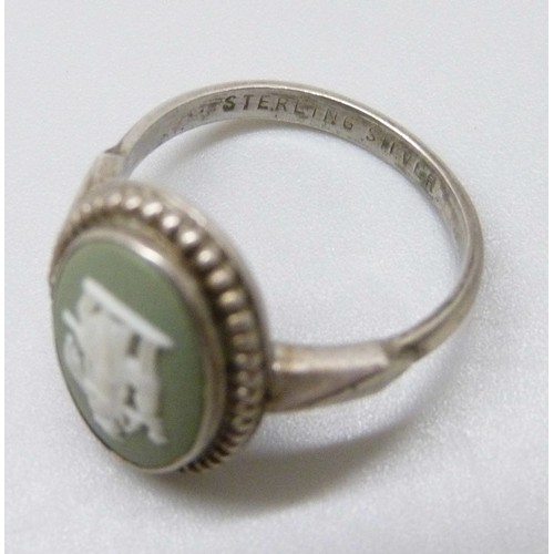 7080 - A sterling silver ring set with a Wedgwood green jasperware oval plaque, O