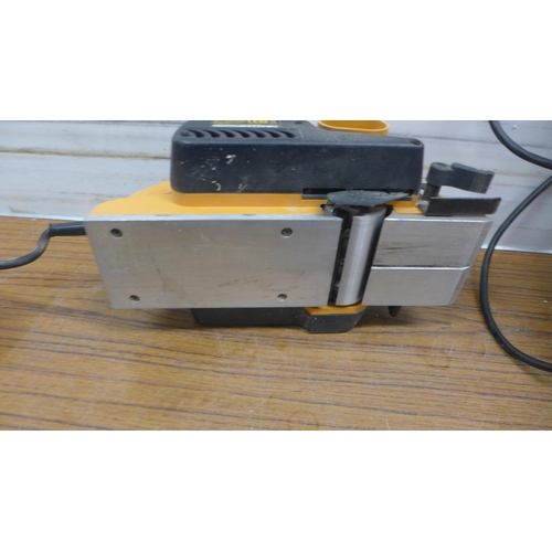 5034 - A quantity of power tools including a JCB-JCBD-PP900, 230V electric planer, a Silverline 710W, 230V ... 