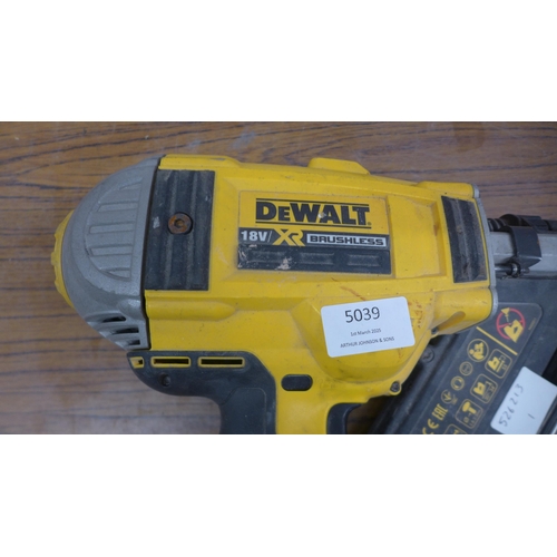 5039 - A Dewalt DCN692 Type 2, 18V nail gun