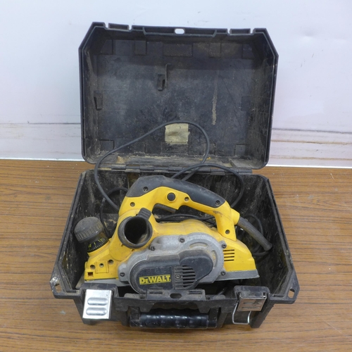 5043 - A quantity of power tools including a Dewalt 240V planer, a Bosch PHO100, 240V electric planer, a Pe... 