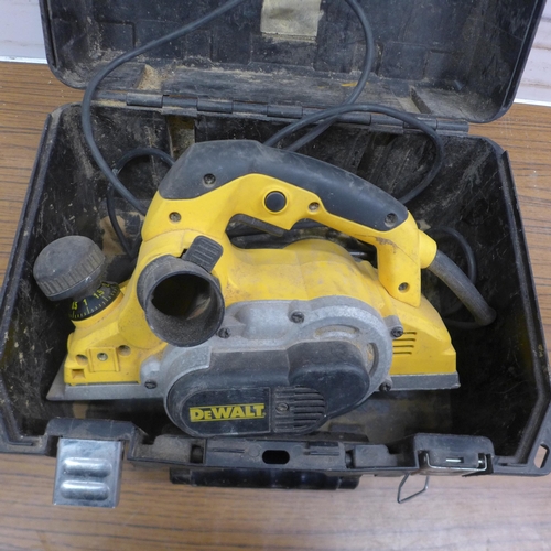 5043 - A quantity of power tools including a Dewalt 240V planer, a Bosch PHO100, 240V electric planer, a Pe... 