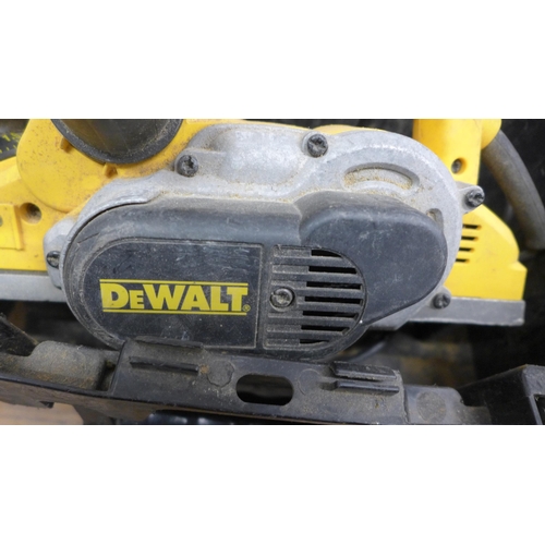 5043 - A quantity of power tools including a Dewalt 240V planer, a Bosch PHO100, 240V electric planer, a Pe... 