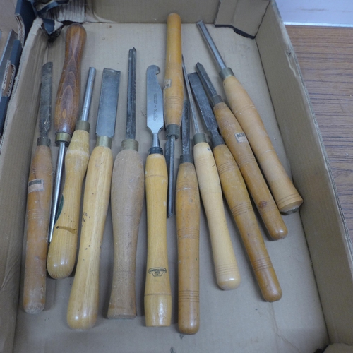 5044 - A large quantity of wooden handled wood turning lathe tools including Robert Sorby, Addis, Stormont,... 