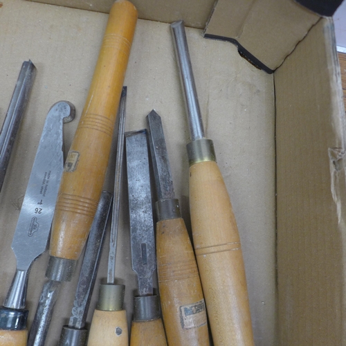 5044 - A large quantity of wooden handled wood turning lathe tools including Robert Sorby, Addis, Stormont,... 