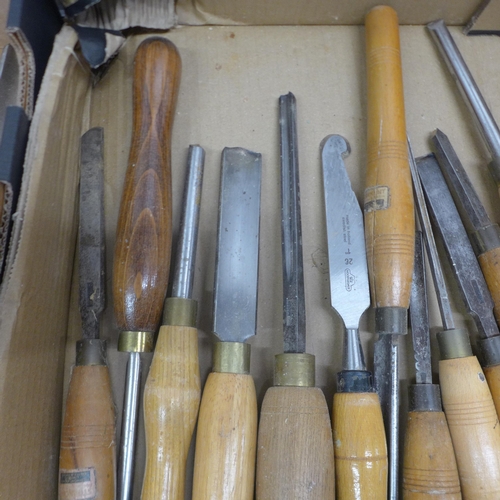 5044 - A large quantity of wooden handled wood turning lathe tools including Robert Sorby, Addis, Stormont,... 