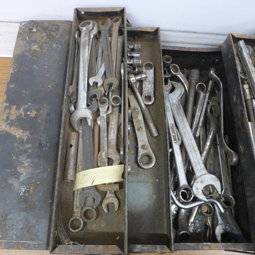 5048 - A metal cantilever toolbox with a quantity of tools including wrenches, spanners, sockets, etc.