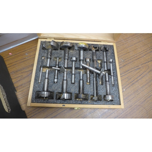 5058 - A large quantity of wooden cased router bit sets including Axminster, Trend and Dewalt, etc.