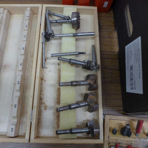 5058 - A large quantity of wooden cased router bit sets including Axminster, Trend and Dewalt, etc.