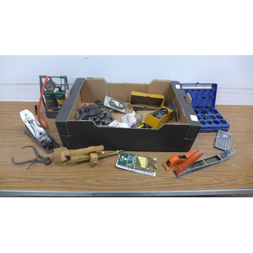 5059 - A large quantity of assorted tools and other items including a case of Workzone titanium+ premium sc... 