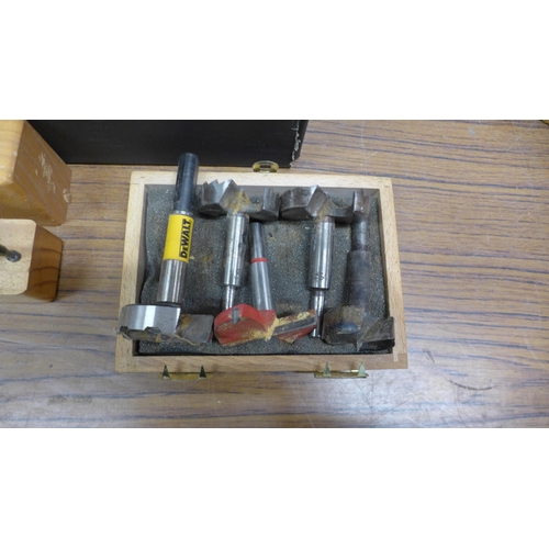 5058 - A large quantity of wooden cased router bit sets including Axminster, Trend and Dewalt, etc.