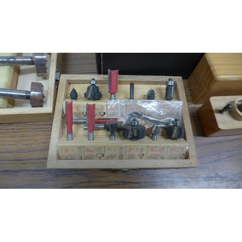 5058 - A large quantity of wooden cased router bit sets including Axminster, Trend and Dewalt, etc.