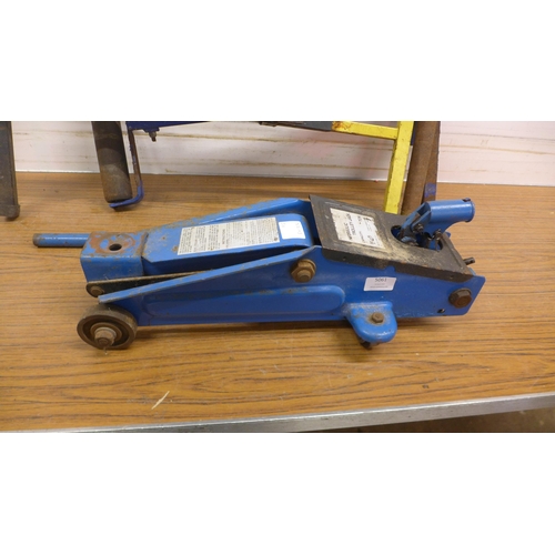 5061 - A 3.5 ton capacity hydraulic trolley jack and 2 roller stands