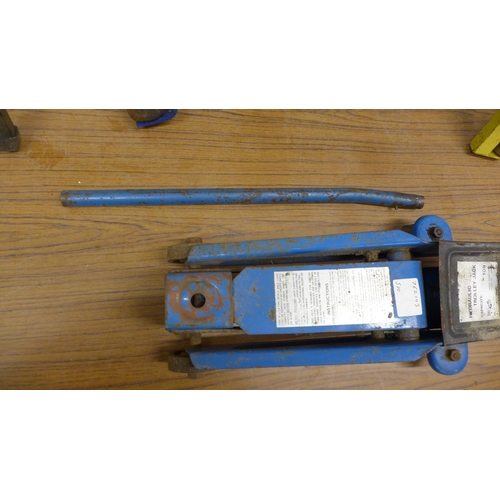 5061 - A 3.5 ton capacity hydraulic trolley jack and 2 roller stands