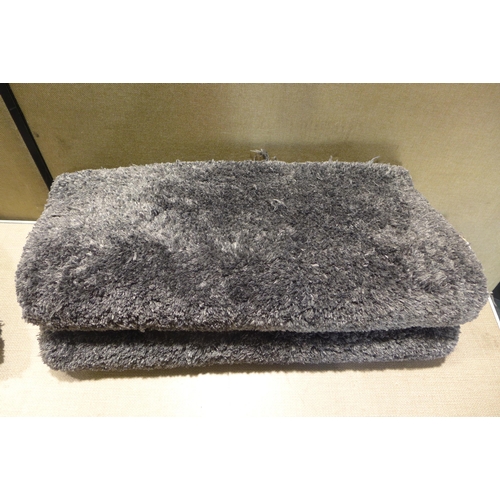 6031 - Three grey bath mats  (353-282-284) *This lot is subject to VAT