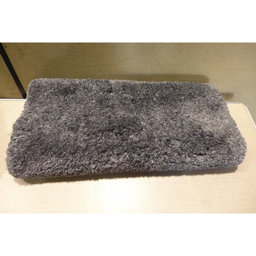 6031 - Three grey bath mats  (353-282-284) *This lot is subject to VAT