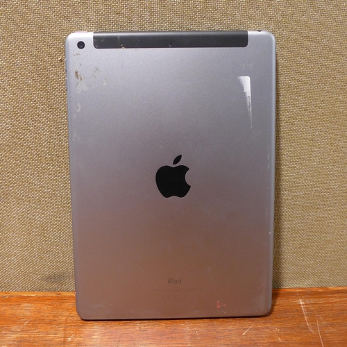 6117 - Apple Ipad 6th Generation 32gb Cracked screen (model: MR6Y2B/A)  *This lot is subject to VAT