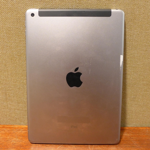 6121 - Apple Ipad 5th Generation 32gb, cracked screen (model: MP242B/A)