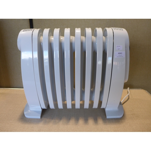 6041 - De'Longhi oil filled small radiator (353-269) *This lot is subject to VAT