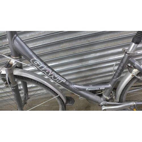 5111 - A Giant Expression DX Step through frame City Bike